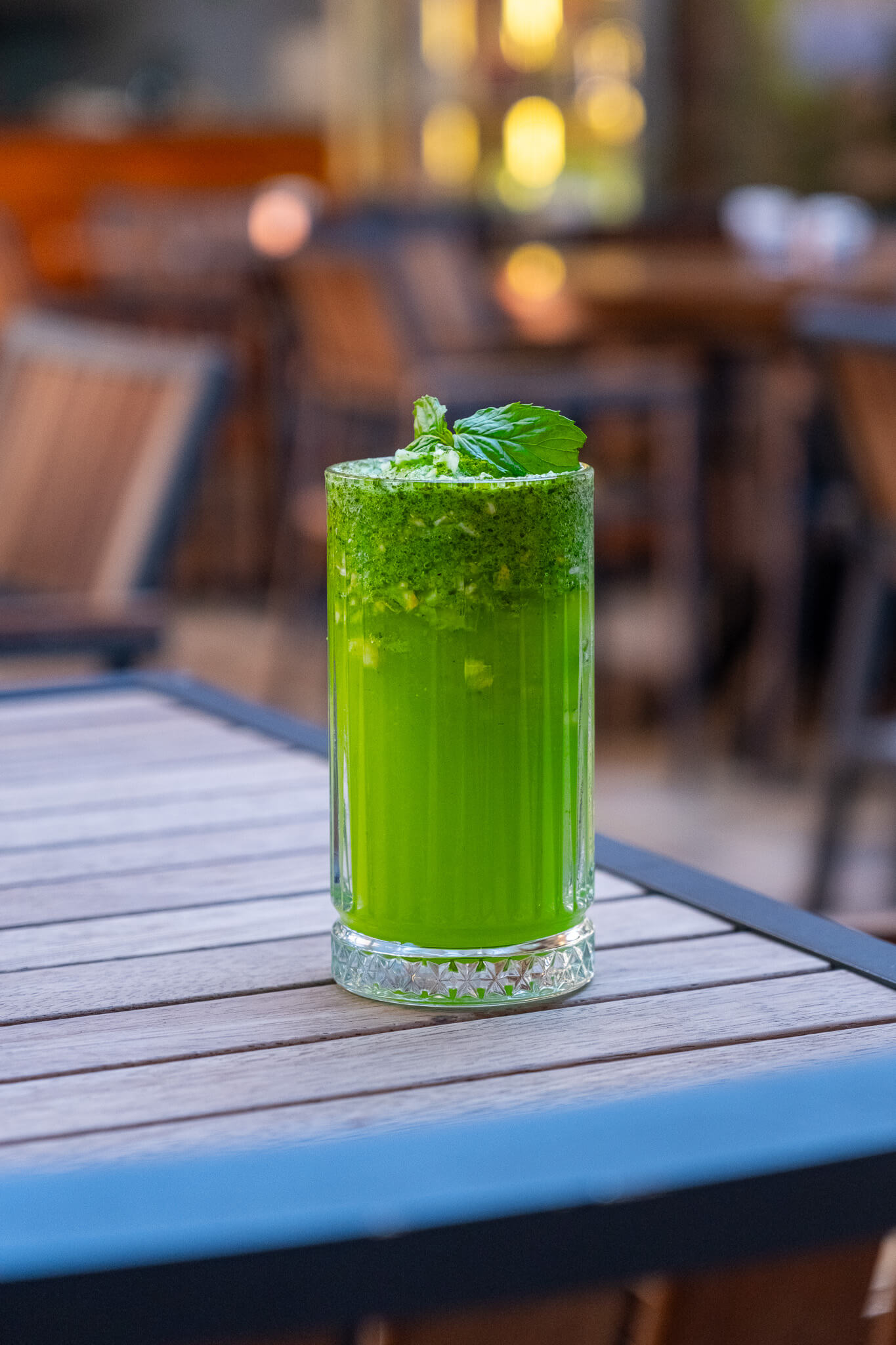 Naneli yeşil smoothie içeceğinin kafe masasında sunum fotoğrafı