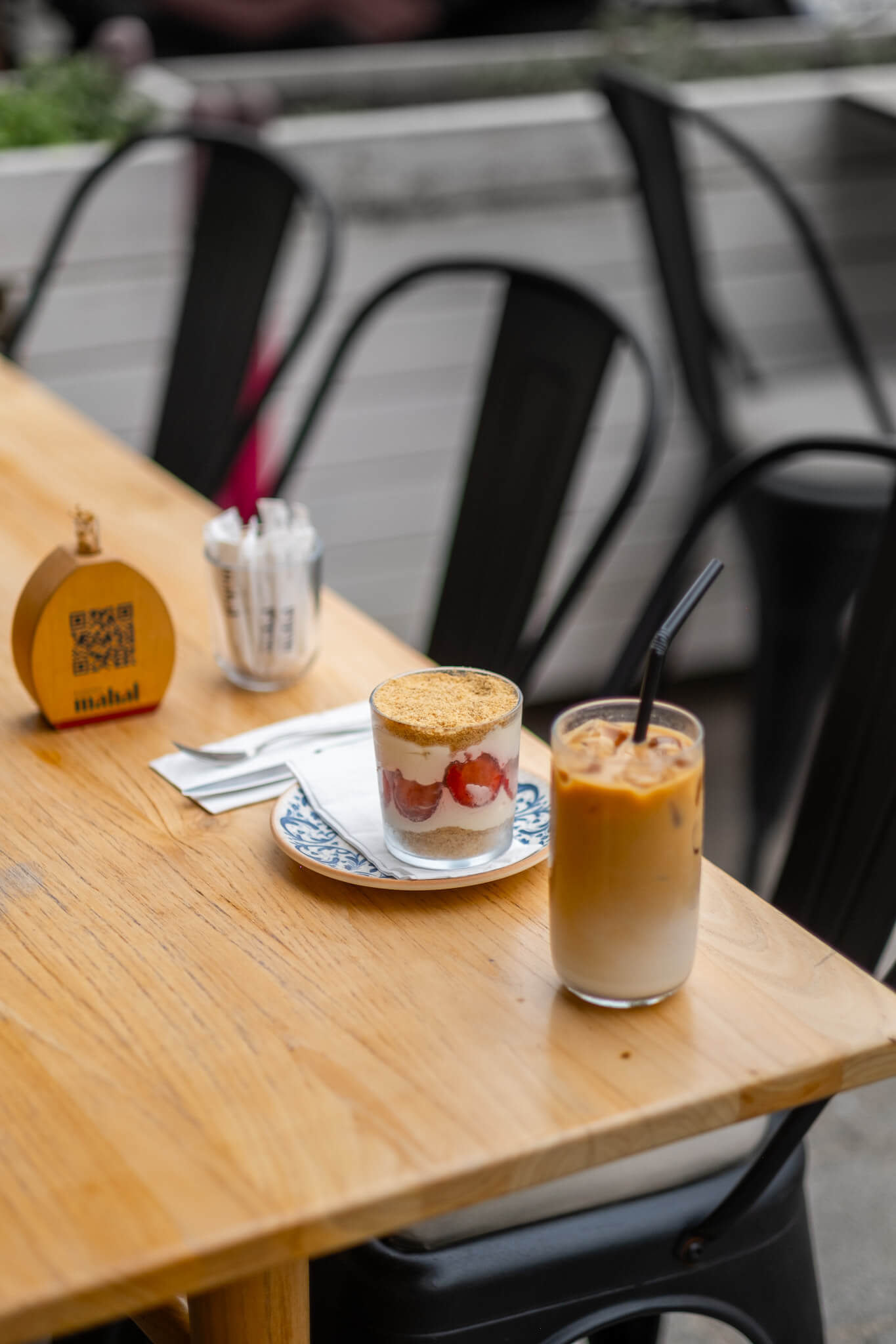 Buzlu kahve ve meyveli tatlının kafe masası fotoğrafı