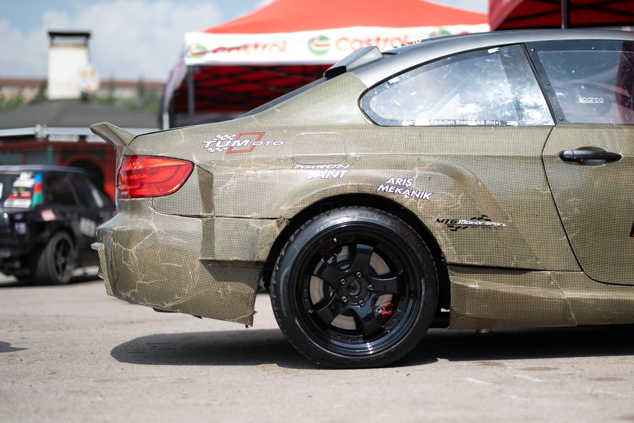 Kamuflaj kaplamalı BMW drift otomobilinin arka açı sponsor detayı