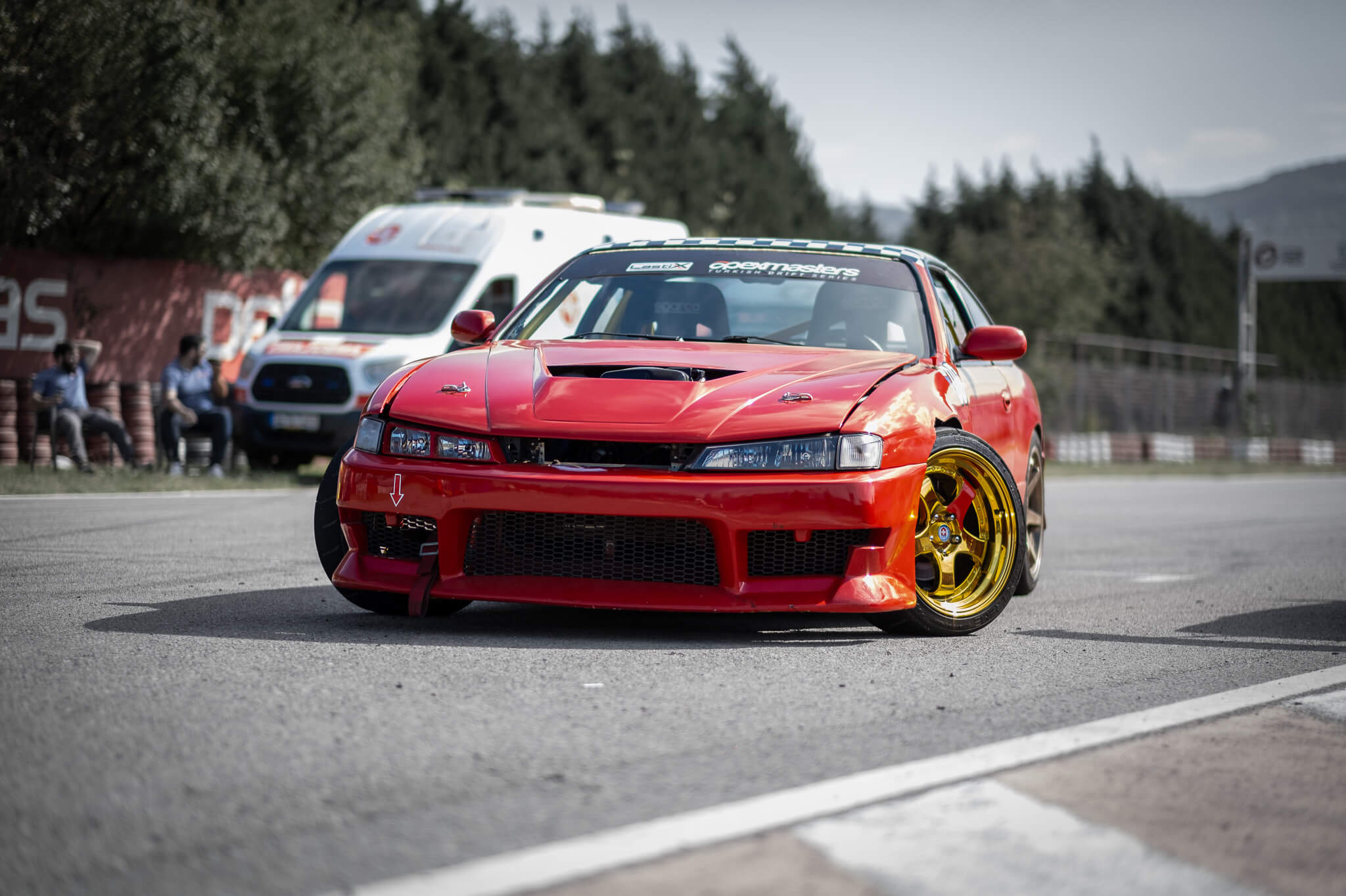 Kırmızı drift otomobilinin pistte ön açı yarış fotoğrafı
