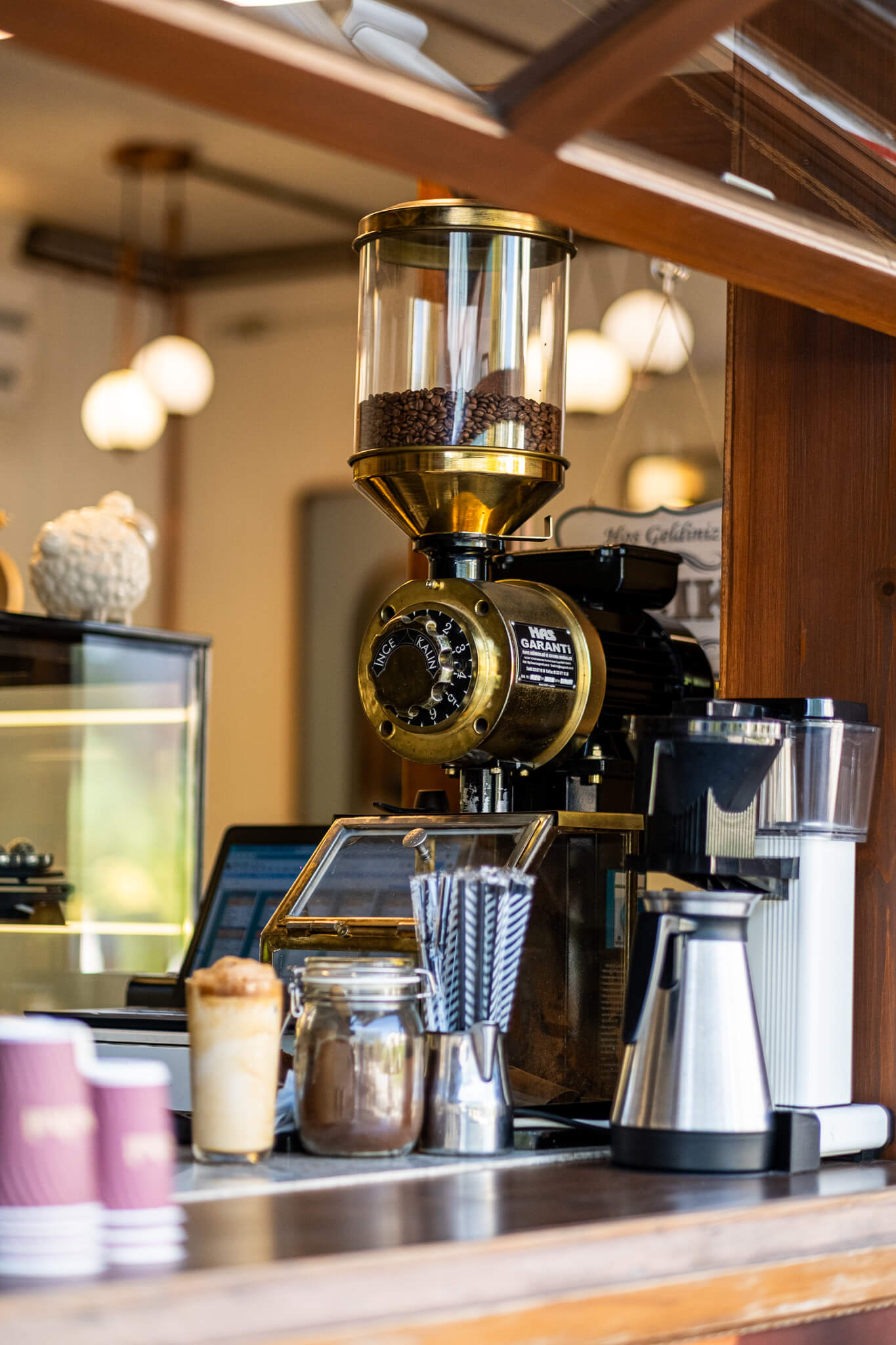 Kahve dükkanında kahve öğütücüsü ve barista tezgahı fotoğrafı