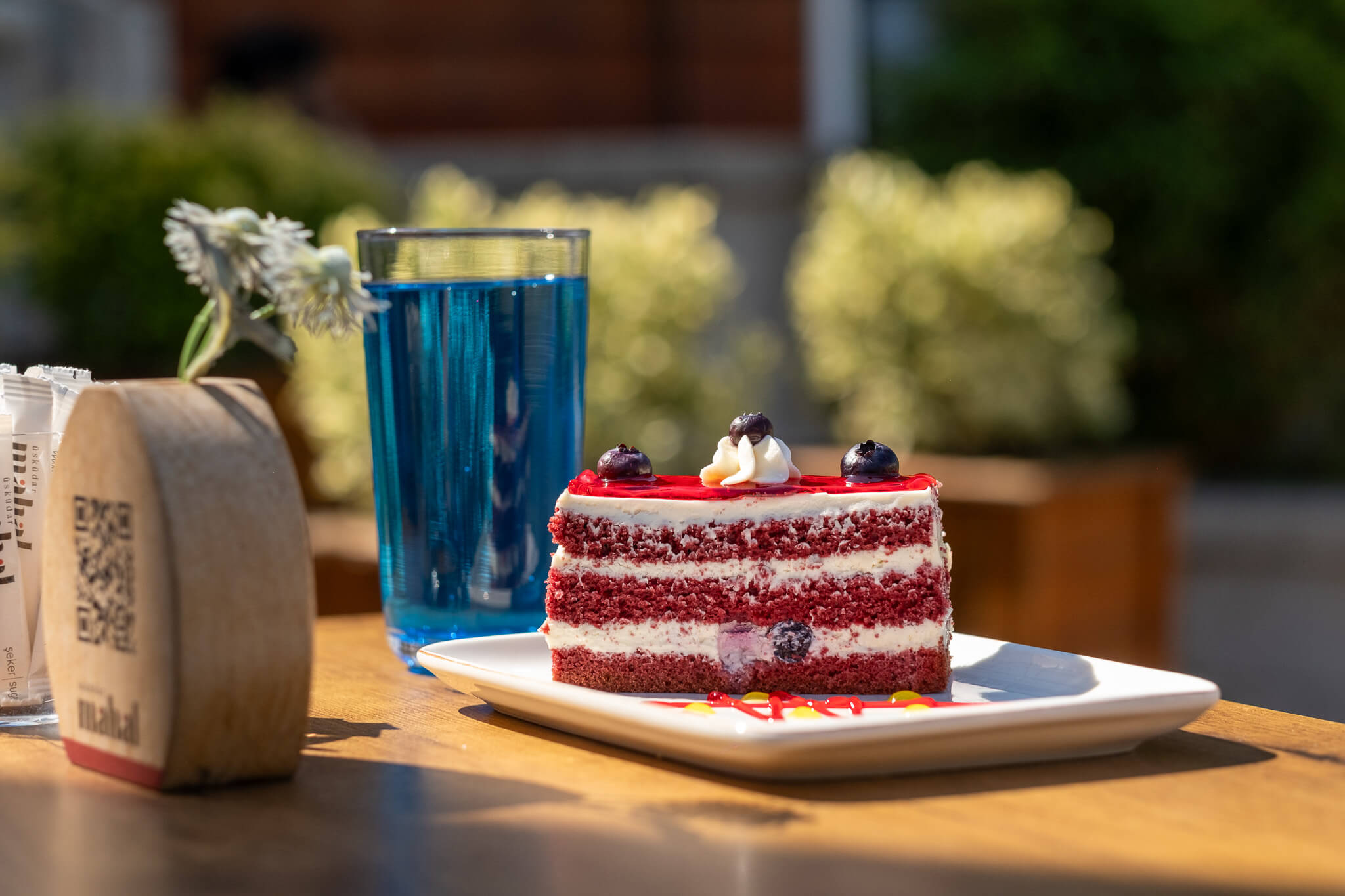Kırmızı kadife pastanın kafe terasındaki dilim fotoğrafı
