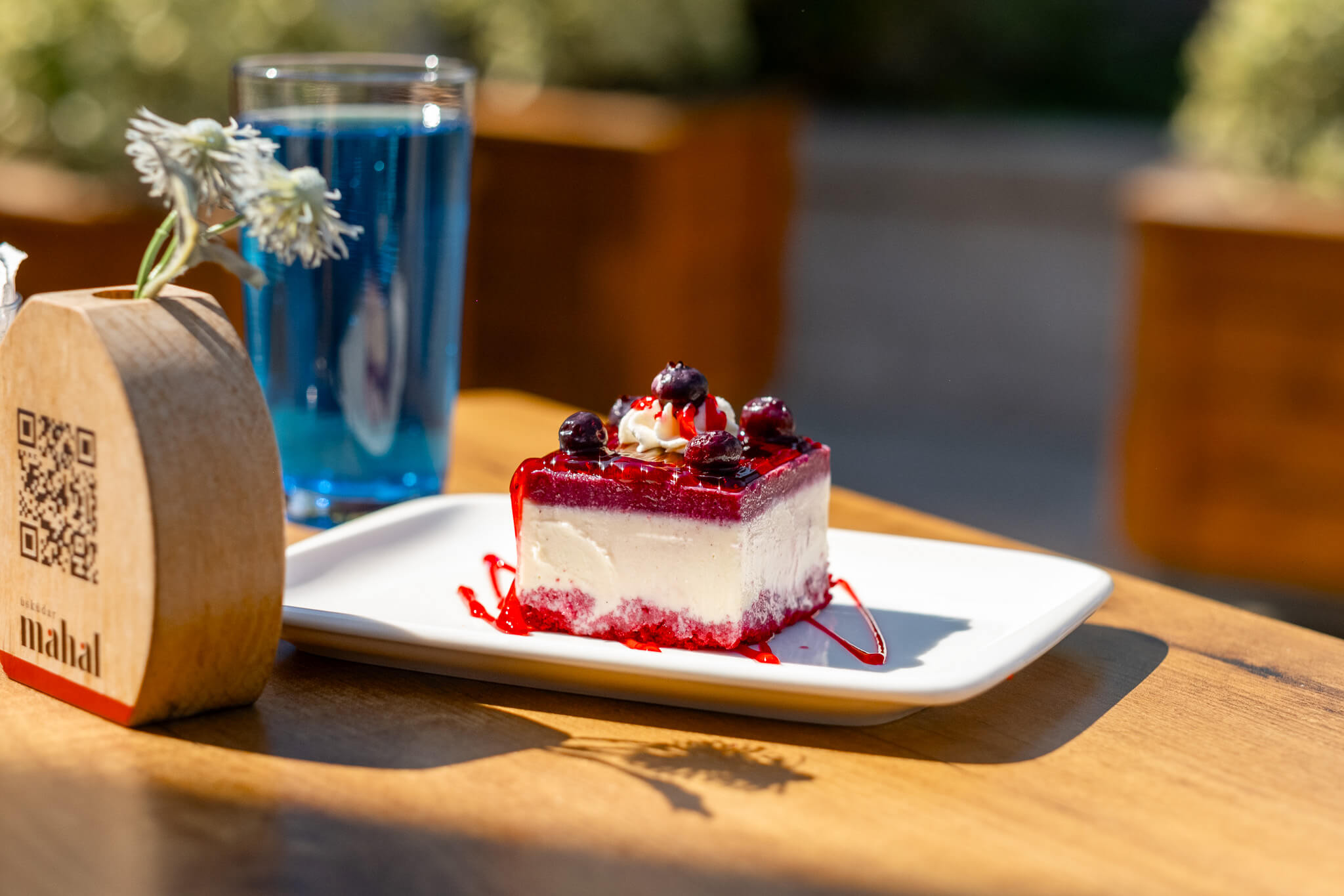 Meyveli cheesecake tatlısının kafe terasında sunum fotoğrafı