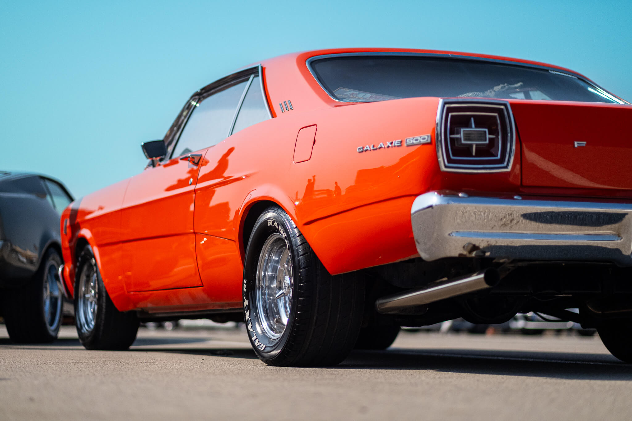 Turuncu Ford Galaxie 500 klasik otomobilin arka açı fotoğrafı