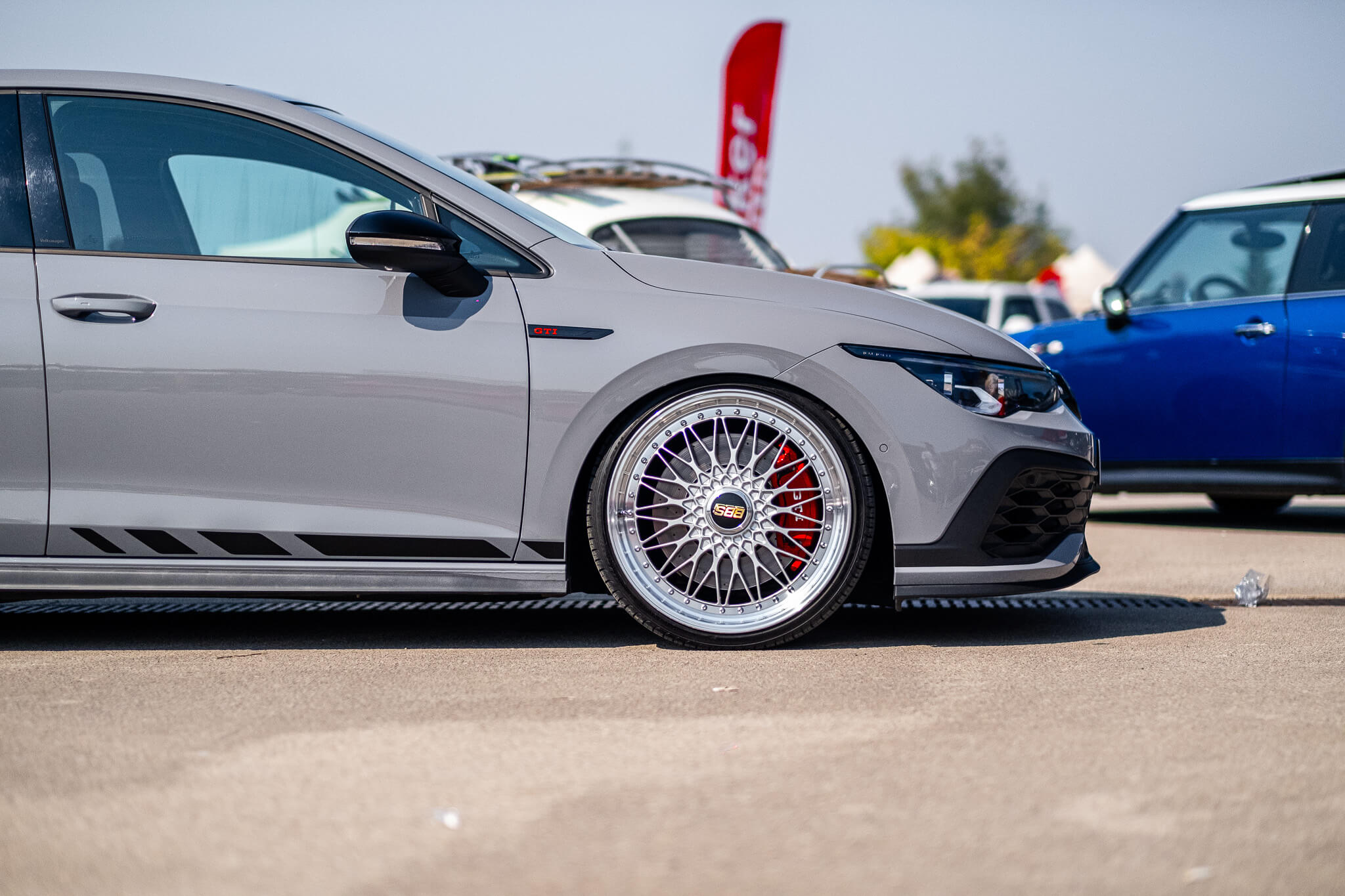 Volkswagen Golf GTI'nin jant ve lastik detay fotoğrafı, otomobil buluşması