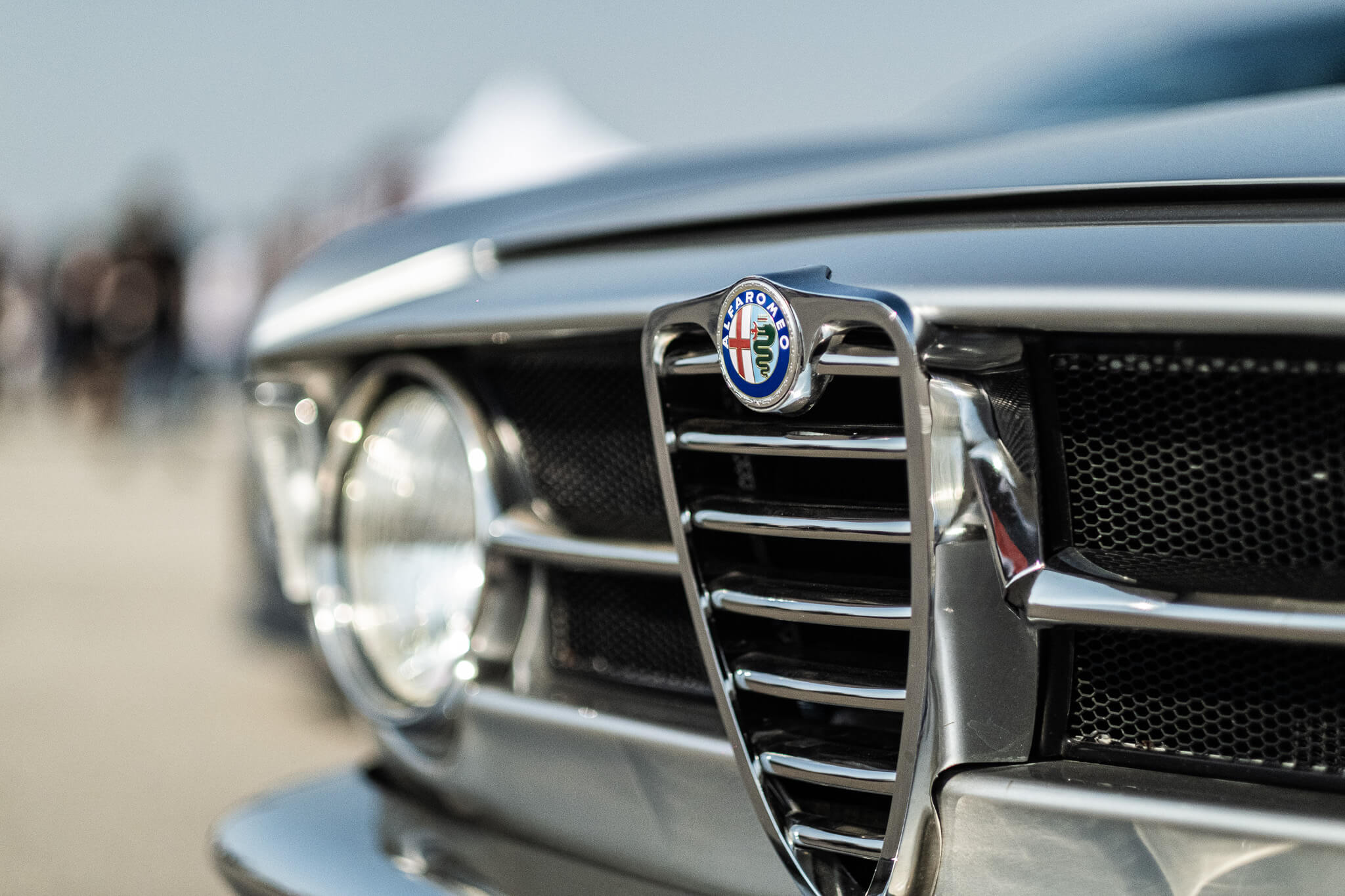 Klasik Alfa Romeo otomobilin ızgara ve amblem yakın çekimi