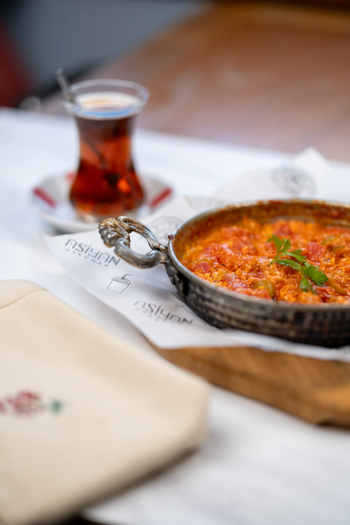 Türk çayı ve menemen tabağı ile restoran masası fotoğrafı