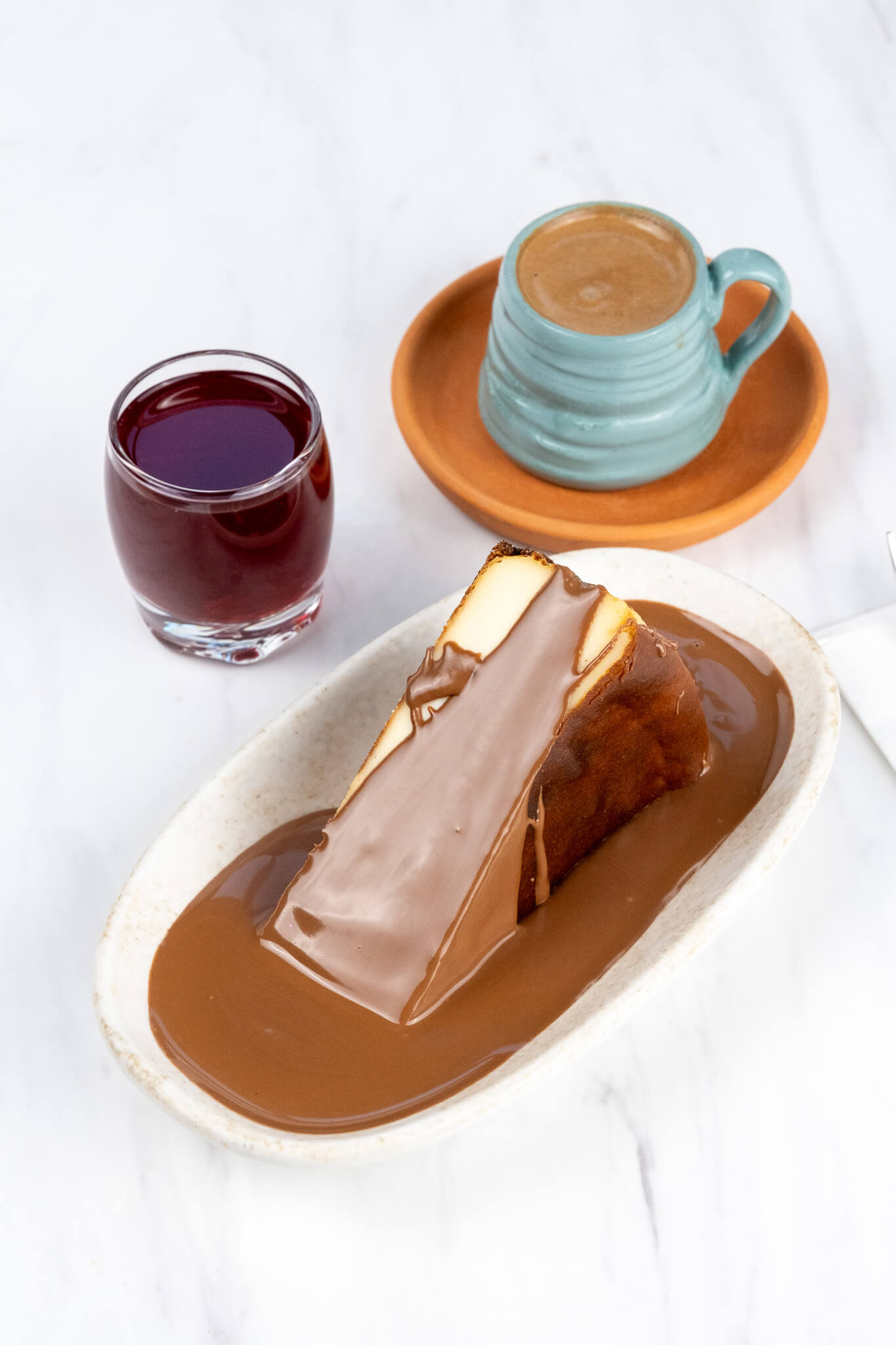 Çikolata soslu pasta dilimi, kahve ve çay ile sunum fotoğrafı